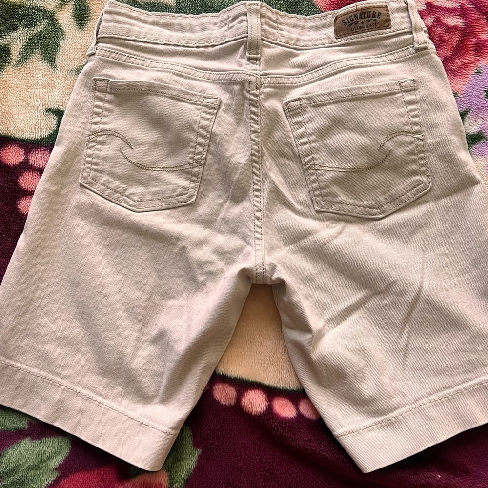 Signature Levi’s Cropped To Knee Shorts